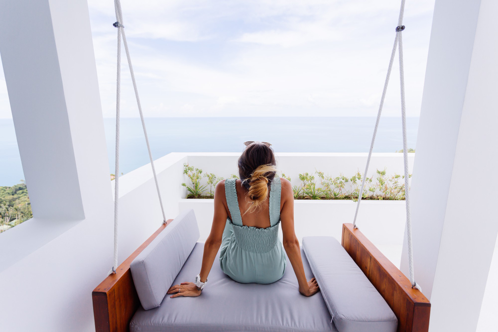 mujer en piso vacacional