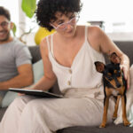 pareja en apartamento que admiten mascotas