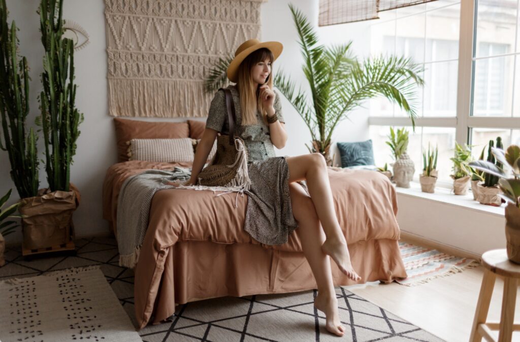 joven en apartamento turistico