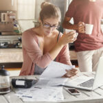 pareja leyendo que se necesita para alquilar un piso