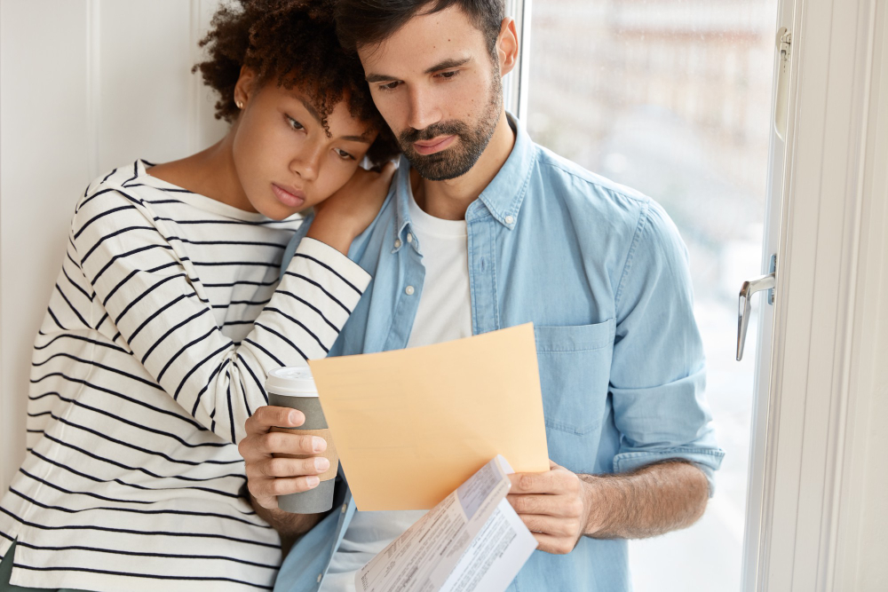 pareja con contrato de alquiler en madrid