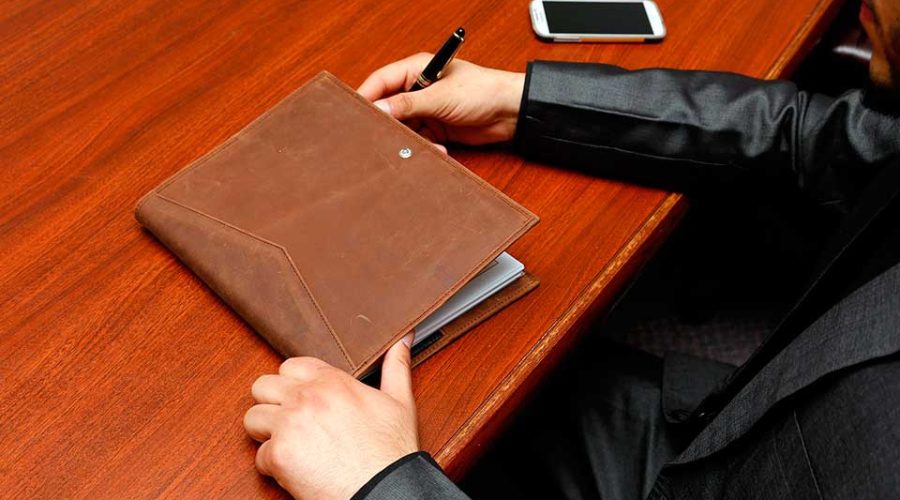 ejecutivo-cuaderno-negocio