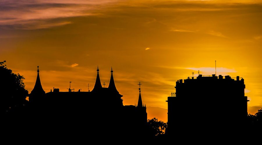 iglesia-contraluz-tejado-madrid